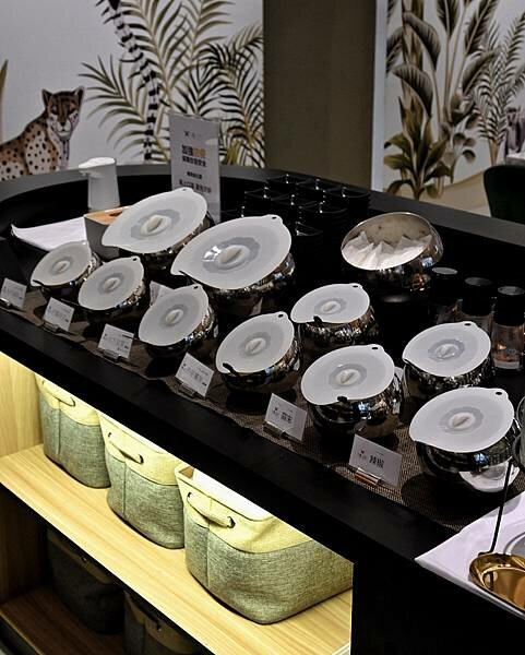 花花世界鍋物WHATSWORLDresort∥左營區美食∥浮誇華麗龍蝦海鮮套餐∥叢林風用餐環境∥打卡送鮮蠔或哈根達斯