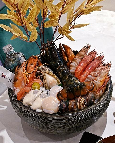 花花世界鍋物WHATSWORLDresort∥左營區美食∥浮誇華麗龍蝦海鮮套餐∥叢林風用餐環境∥打卡送鮮蠔或哈根達斯