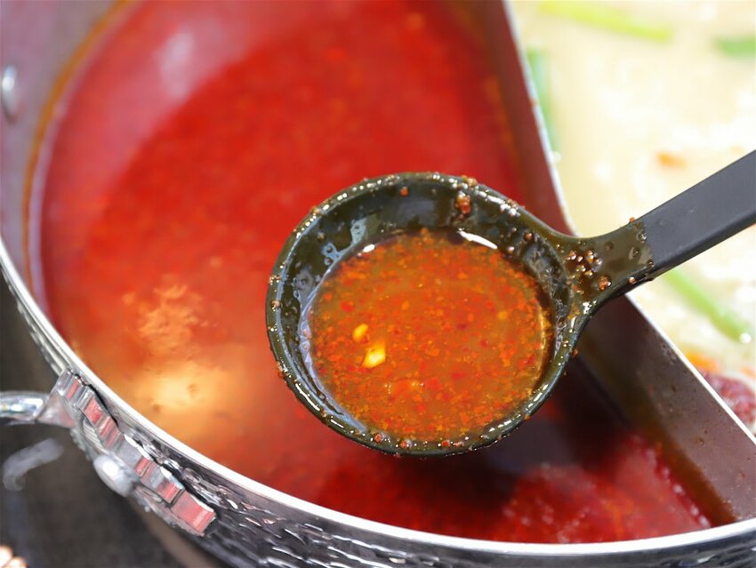 花花世界鍋物WHATSWORLDresort -高雄左營旗艦店-火鍋界中的唯一奇葩：台南知名網美火鍋店插旗高雄啦!!!振興五倍券方案吃大餐送2000.超優惠! - 進食的巨鼠