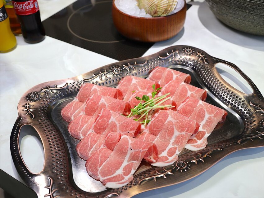 花花世界鍋物WHATSWORLDresort -高雄左營旗艦店-火鍋界中的唯一奇葩：台南知名網美火鍋店插旗高雄啦!!!振興五倍券方案吃大餐送2000.超優惠! - 進食的巨鼠