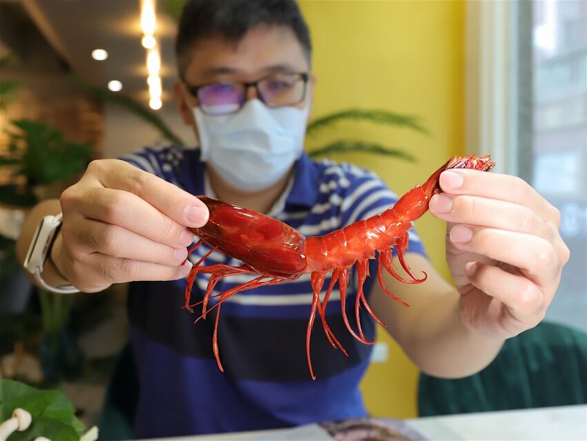 花花世界鍋物WHATSWORLDresort -高雄左營旗艦店-火鍋界中的唯一奇葩：台南知名網美火鍋店插旗高雄啦!!!振興五倍券方案吃大餐送2000.超優惠! - 進食的巨鼠