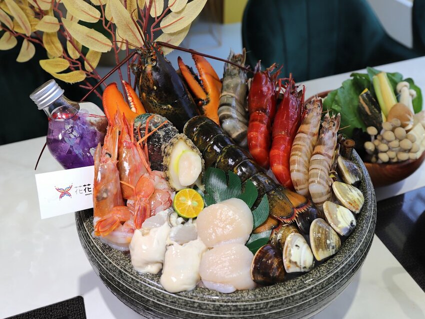 花花世界鍋物WHATSWORLDresort -高雄左營旗艦店-火鍋界中的唯一奇葩：台南知名網美火鍋店插旗高雄啦!!!振興五倍券方案吃大餐送2000.超優惠! - 進食的巨鼠