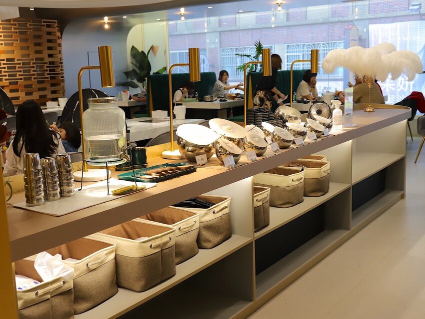 花花世界鍋物WHATSWORLDresort -高雄左營旗艦店-火鍋界中的唯一奇葩：台南知名網美火鍋店插旗高雄啦!!!振興五倍券方案吃大餐送2000.超優惠! - 進食的巨鼠