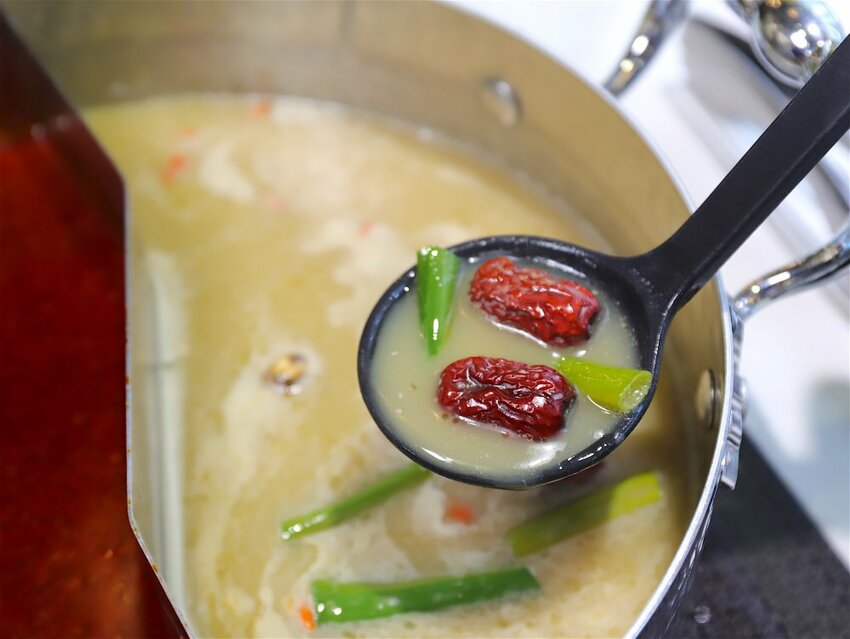 花花世界鍋物WHATSWORLDresort -高雄左營旗艦店-火鍋界中的唯一奇葩：台南知名網美火鍋店插旗高雄啦!!!振興五倍券方案吃大餐送2000.超優惠! - 進食的巨鼠