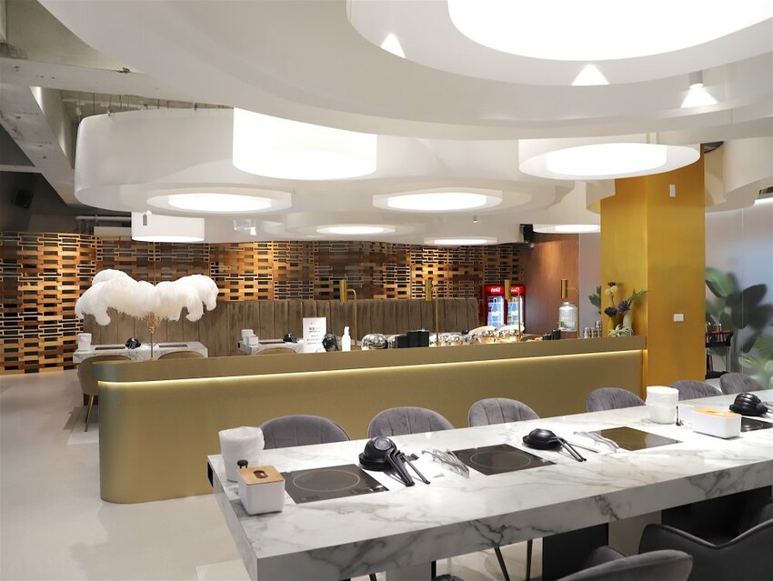 花花世界鍋物WHATSWORLDresort -高雄左營旗艦店-火鍋界中的唯一奇葩：台南知名網美火鍋店插旗高雄啦!!!振興五倍券方案吃大餐送2000.超優惠! - 進食的巨鼠