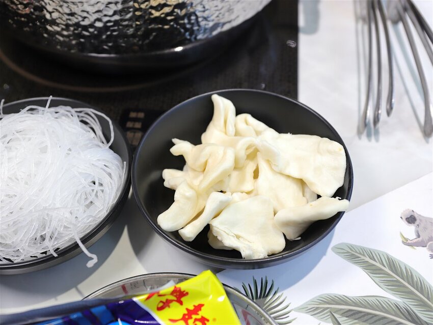 花花世界鍋物WHATSWORLDresort -高雄左營旗艦店-火鍋界中的唯一奇葩：台南知名網美火鍋店插旗高雄啦!!!振興五倍券方案吃大餐送2000.超優惠! - 進食的巨鼠