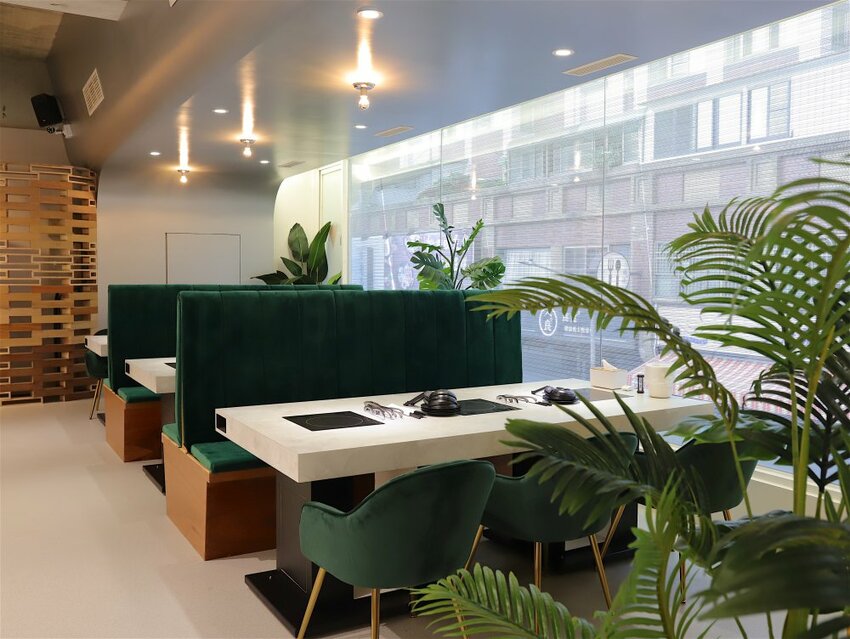 花花世界鍋物WHATSWORLDresort -高雄左營旗艦店-火鍋界中的唯一奇葩：台南知名網美火鍋店插旗高雄啦!!!振興五倍券方案吃大餐送2000.超優惠! - 進食的巨鼠