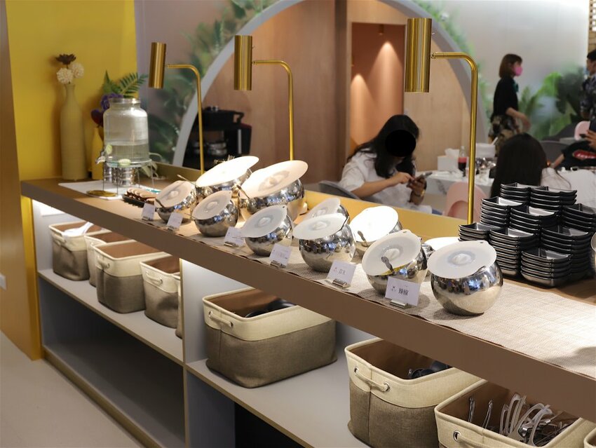 花花世界鍋物WHATSWORLDresort -高雄左營旗艦店-火鍋界中的唯一奇葩：台南知名網美火鍋店插旗高雄啦!!!振興五倍券方案吃大餐送2000.超優惠! - 進食的巨鼠