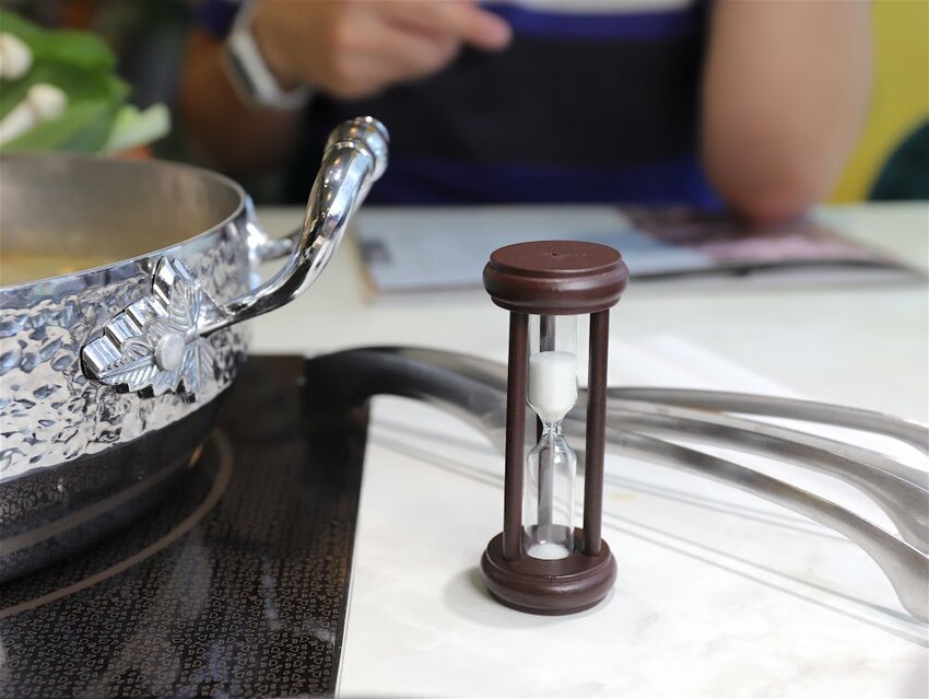 花花世界鍋物WHATSWORLDresort -高雄左營旗艦店-火鍋界中的唯一奇葩：台南知名網美火鍋店插旗高雄啦!!!振興五倍券方案吃大餐送2000.超優惠! - 進食的巨鼠