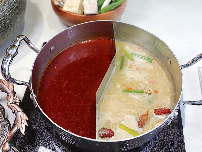 花花世界鍋物WHATSWORLDresort -高雄左營旗艦店-火鍋界中的唯一奇葩：台南知名網美火鍋店插旗高雄啦!!!振興五倍券方案吃大餐送2000.超優惠! - 進食的巨鼠