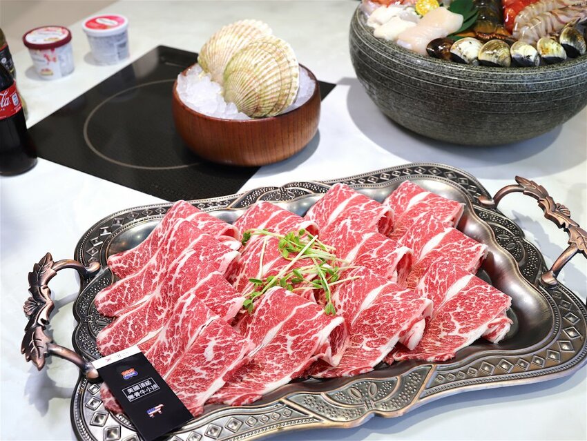 花花世界鍋物WHATSWORLDresort -高雄左營旗艦店-火鍋界中的唯一奇葩：台南知名網美火鍋店插旗高雄啦!!!振興五倍券方案吃大餐送2000.超優惠! - 進食的巨鼠