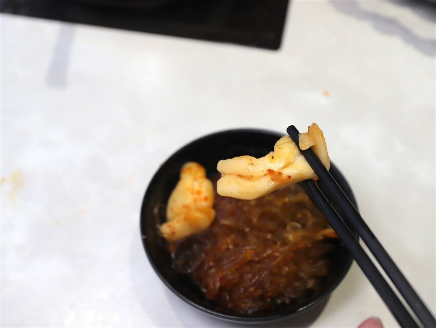 花花世界鍋物WHATSWORLDresort -高雄左營旗艦店-火鍋界中的唯一奇葩：台南知名網美火鍋店插旗高雄啦!!!振興五倍券方案吃大餐送2000.超優惠! - 進食的巨鼠