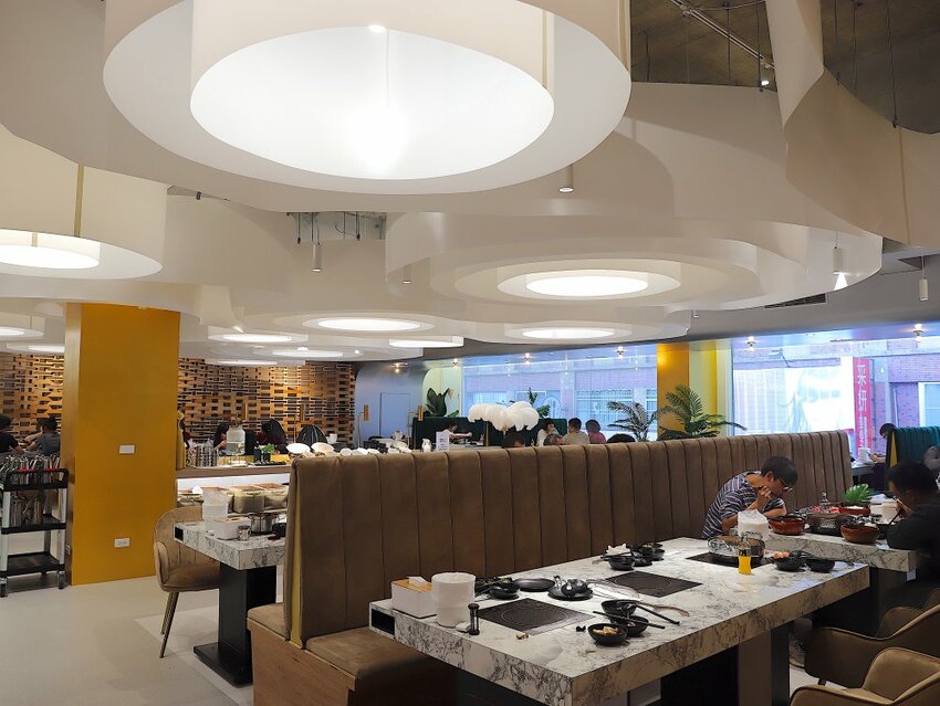 花花世界鍋物WHATSWORLDresort -高雄左營旗艦店-火鍋界中的唯一奇葩：台南知名網美火鍋店插旗高雄啦!!!振興五倍券方案吃大餐送2000.超優惠! - 進食的巨鼠