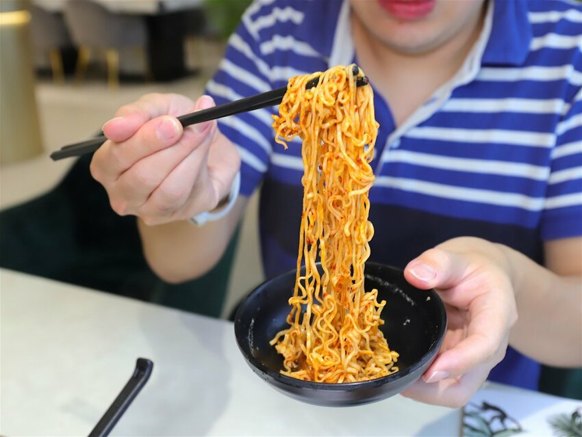 花花世界鍋物WHATSWORLDresort -高雄左營旗艦店-火鍋界中的唯一奇葩：台南知名網美火鍋店插旗高雄啦!!!振興五倍券方案吃大餐送2000.超優惠! - 進食的巨鼠