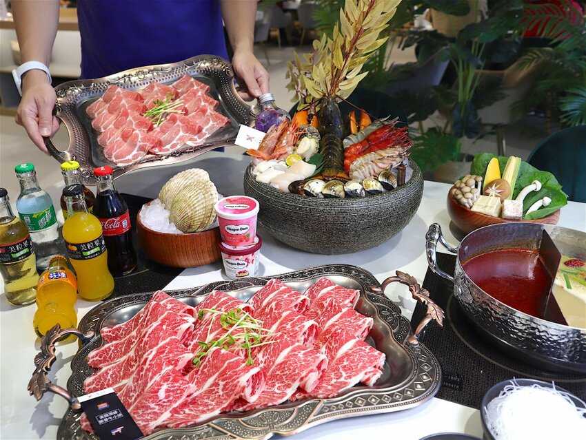 花花世界鍋物WHATSWORLDresort -高雄左營旗艦店-火鍋界中的唯一奇葩：台南知名網美火鍋店插旗高雄啦!!!振興五倍券方案吃大餐送2000.超優惠! - 進食的巨鼠