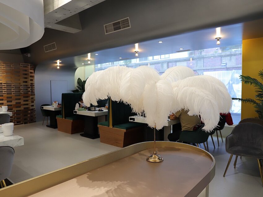 花花世界鍋物WHATSWORLDresort -高雄左營旗艦店-火鍋界中的唯一奇葩：台南知名網美火鍋店插旗高雄啦!!!振興五倍券方案吃大餐送2000.超優惠! - 進食的巨鼠