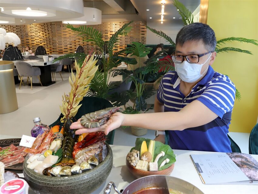 花花世界鍋物WHATSWORLDresort -高雄左營旗艦店-火鍋界中的唯一奇葩：台南知名網美火鍋店插旗高雄啦!!!振興五倍券方案吃大餐送2000.超優惠! - 進食的巨鼠