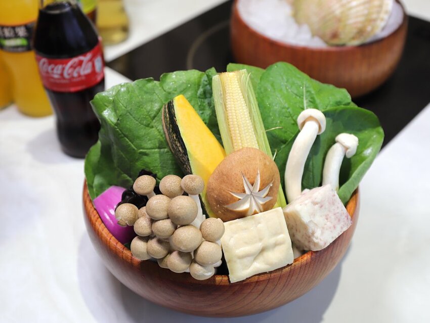 花花世界鍋物WHATSWORLDresort -高雄左營旗艦店-火鍋界中的唯一奇葩：台南知名網美火鍋店插旗高雄啦!!!振興五倍券方案吃大餐送2000.超優惠! - 進食的巨鼠