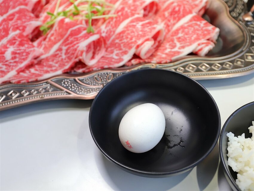 花花世界鍋物WHATSWORLDresort -高雄左營旗艦店-火鍋界中的唯一奇葩：台南知名網美火鍋店插旗高雄啦!!!振興五倍券方案吃大餐送2000.超優惠! - 進食的巨鼠