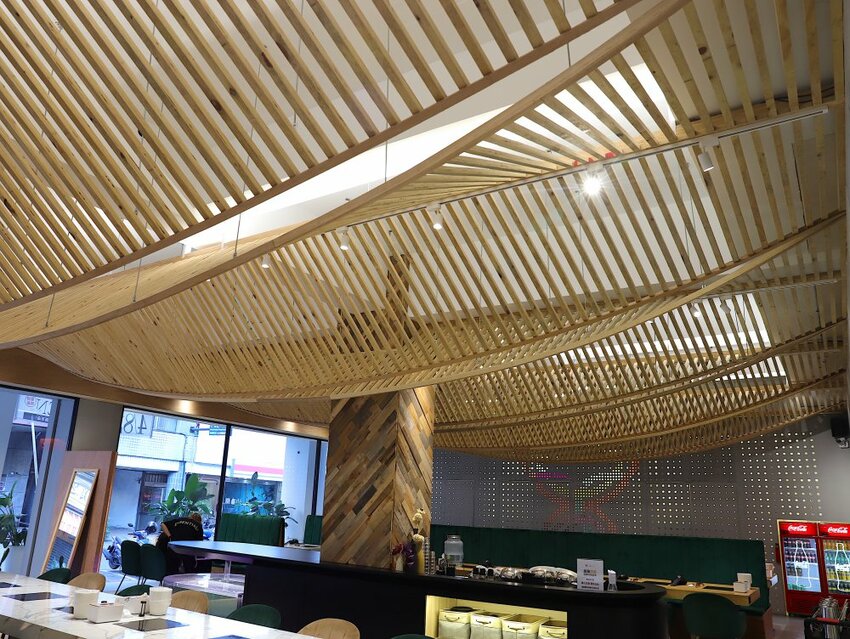 花花世界鍋物WHATSWORLDresort -高雄左營旗艦店-火鍋界中的唯一奇葩：台南知名網美火鍋店插旗高雄啦!!!振興五倍券方案吃大餐送2000.超優惠! - 進食的巨鼠