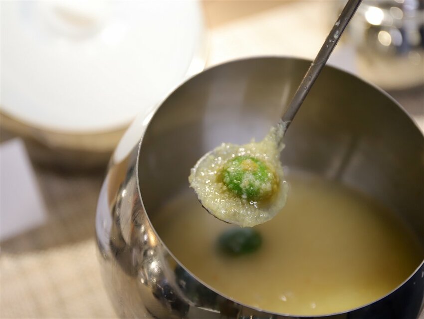 花花世界鍋物WHATSWORLDresort -高雄左營旗艦店-火鍋界中的唯一奇葩：台南知名網美火鍋店插旗高雄啦!!!振興五倍券方案吃大餐送2000.超優惠! - 進食的巨鼠