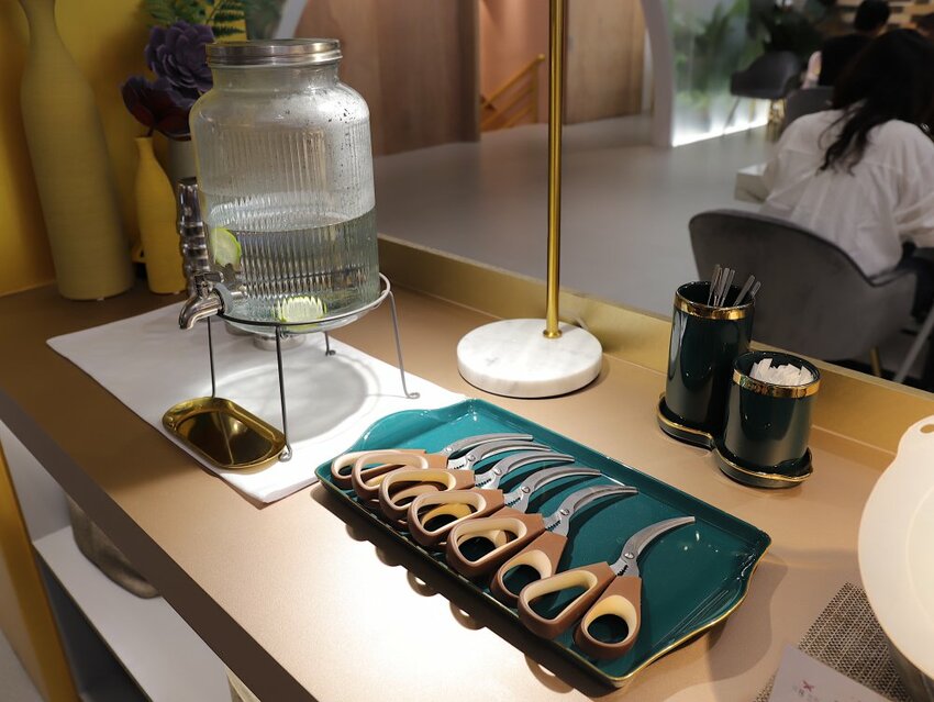 花花世界鍋物WHATSWORLDresort -高雄左營旗艦店-火鍋界中的唯一奇葩：台南知名網美火鍋店插旗高雄啦!!!振興五倍券方案吃大餐送2000.超優惠! - 進食的巨鼠