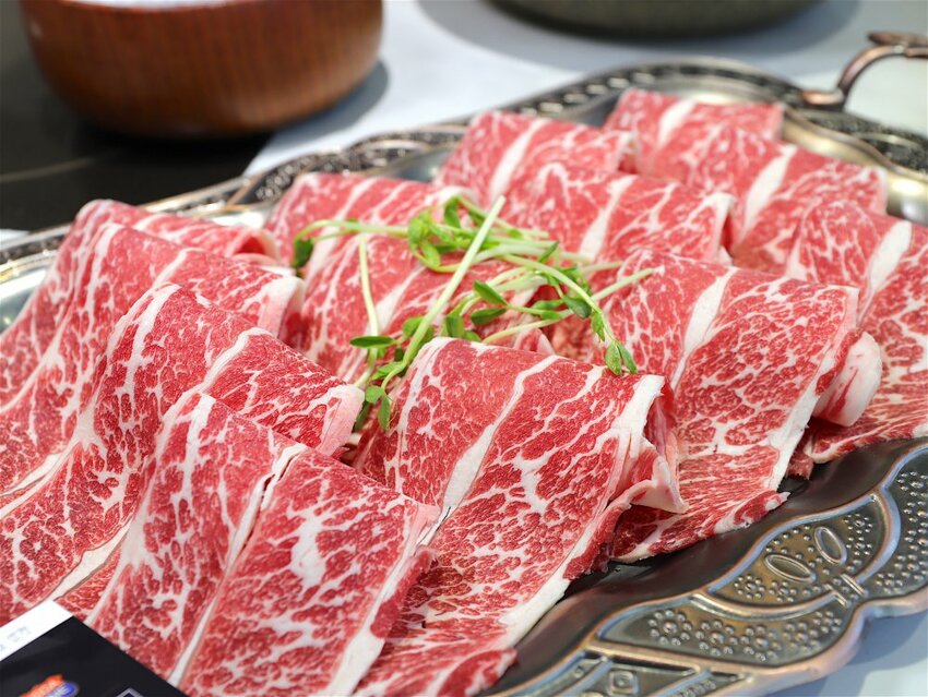 花花世界鍋物WHATSWORLDresort -高雄左營旗艦店-火鍋界中的唯一奇葩：台南知名網美火鍋店插旗高雄啦!!!振興五倍券方案吃大餐送2000.超優惠! - 進食的巨鼠