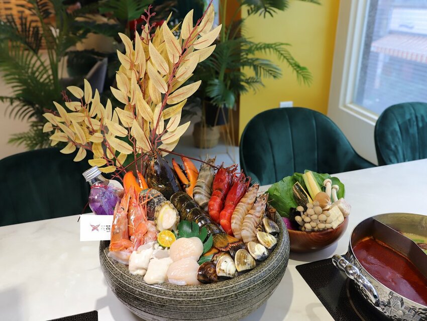 花花世界鍋物WHATSWORLDresort -高雄左營旗艦店-火鍋界中的唯一奇葩：台南知名網美火鍋店插旗高雄啦!!!振興五倍券方案吃大餐送2000.超優惠! - 進食的巨鼠