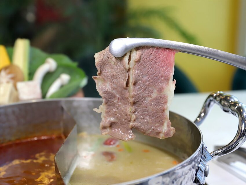 花花世界鍋物WHATSWORLDresort -高雄左營旗艦店-火鍋界中的唯一奇葩：台南知名網美火鍋店插旗高雄啦!!!振興五倍券方案吃大餐送2000.超優惠! - 進食的巨鼠