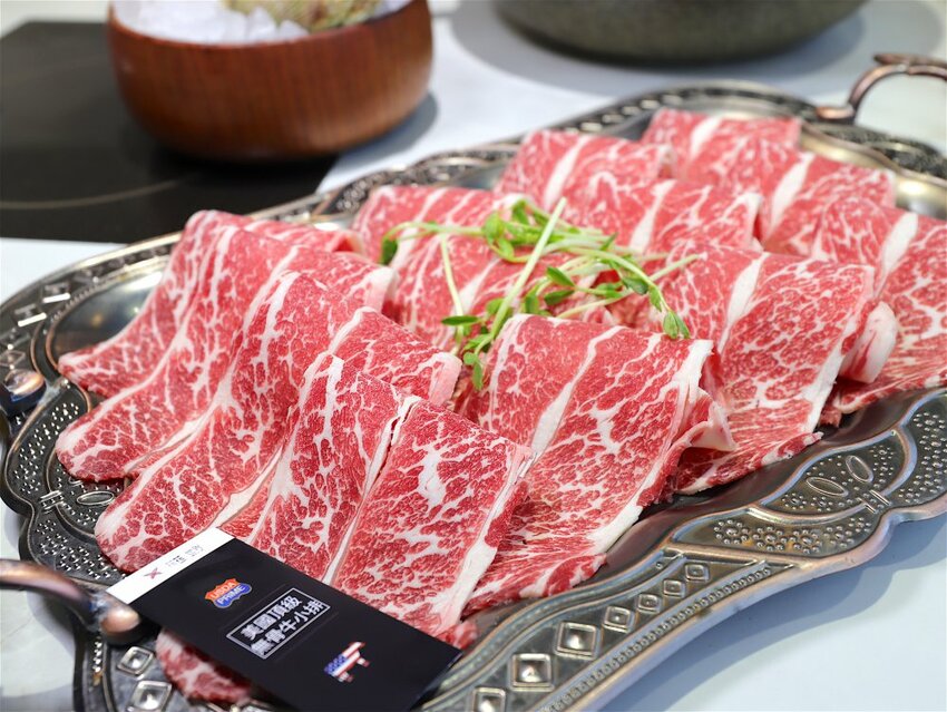 花花世界鍋物WHATSWORLDresort -高雄左營旗艦店-火鍋界中的唯一奇葩：台南知名網美火鍋店插旗高雄啦!!!振興五倍券方案吃大餐送2000.超優惠! - 進食的巨鼠