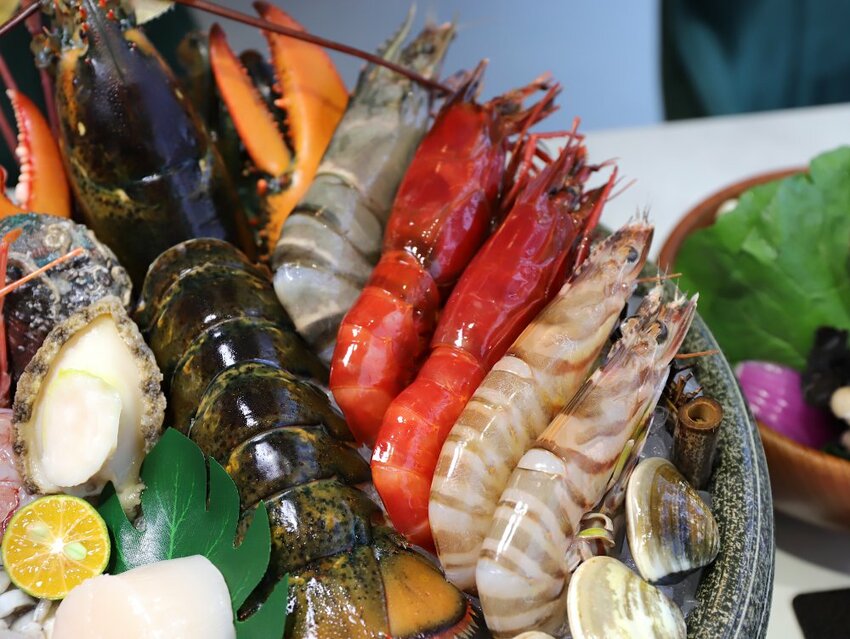 花花世界鍋物WHATSWORLDresort -高雄左營旗艦店-火鍋界中的唯一奇葩：台南知名網美火鍋店插旗高雄啦!!!振興五倍券方案吃大餐送2000.超優惠! - 進食的巨鼠