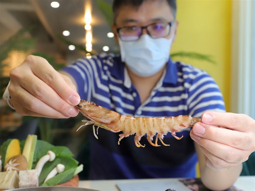 花花世界鍋物WHATSWORLDresort -高雄左營旗艦店-火鍋界中的唯一奇葩：台南知名網美火鍋店插旗高雄啦!!!振興五倍券方案吃大餐送2000.超優惠! - 進食的巨鼠