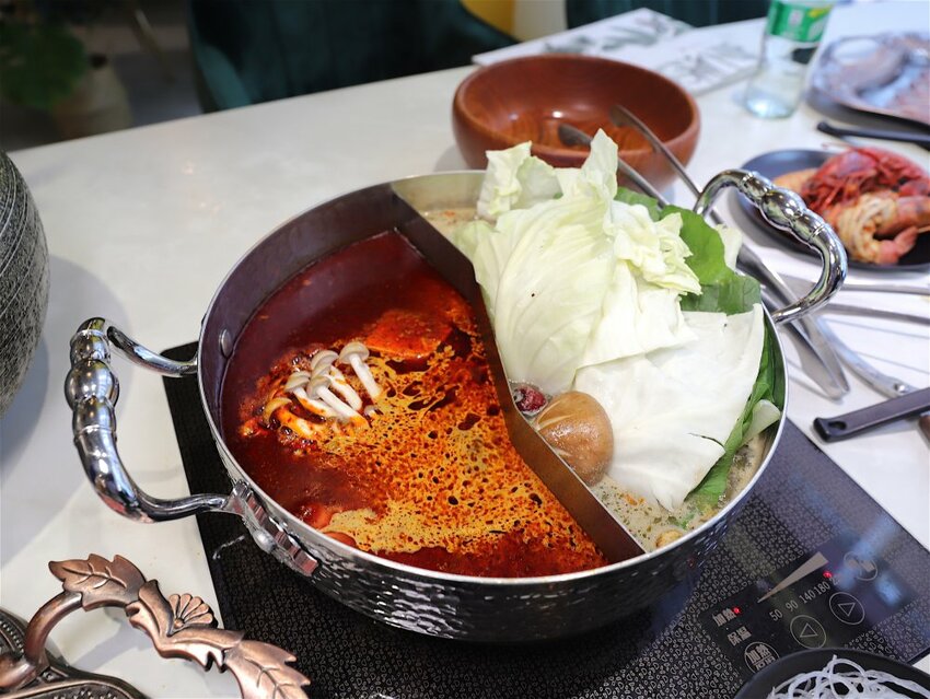 花花世界鍋物WHATSWORLDresort -高雄左營旗艦店-火鍋界中的唯一奇葩：台南知名網美火鍋店插旗高雄啦!!!振興五倍券方案吃大餐送2000.超優惠! - 進食的巨鼠