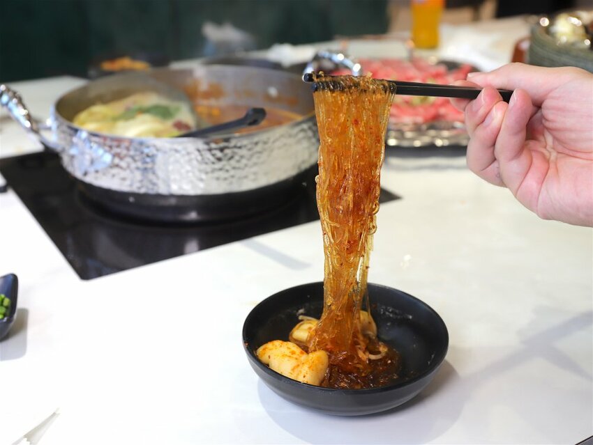 花花世界鍋物WHATSWORLDresort -高雄左營旗艦店-火鍋界中的唯一奇葩：台南知名網美火鍋店插旗高雄啦!!!振興五倍券方案吃大餐送2000.超優惠! - 進食的巨鼠