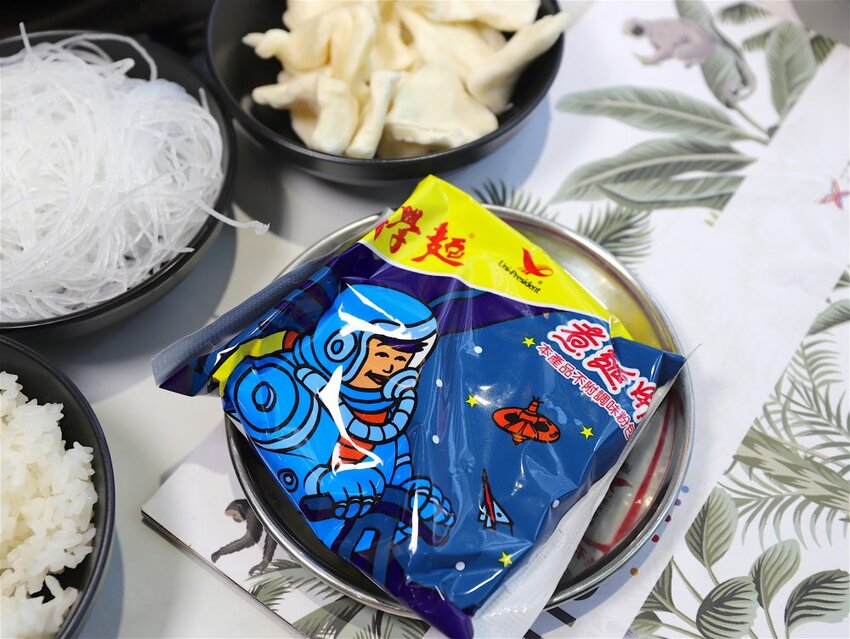 花花世界鍋物WHATSWORLDresort -高雄左營旗艦店-火鍋界中的唯一奇葩：台南知名網美火鍋店插旗高雄啦!!!振興五倍券方案吃大餐送2000.超優惠! - 進食的巨鼠