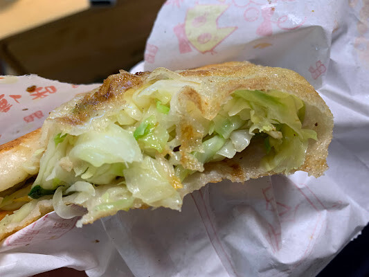 【食記】板橋江子翠美食。花蓮光復高麗菜煎餅~銅板美食便宜又好吃~只是要耐心排隊阿