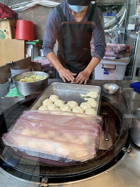 【食記】板橋江子翠美食。花蓮光復高麗菜煎餅~銅板美食便宜又好吃~只是要耐心排隊阿