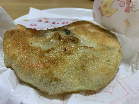 【食記】板橋江子翠美食。花蓮光復高麗菜煎餅~銅板美食便宜又好吃~只是要耐心排隊阿