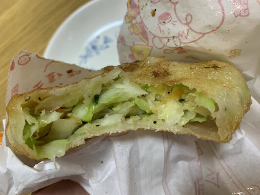 【食記】板橋江子翠美食。花蓮光復高麗菜煎餅~銅板美食便宜又好吃~只是要耐心排隊阿