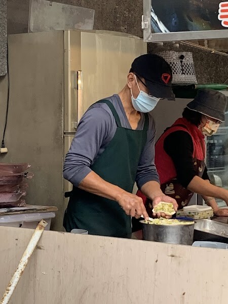 【食記】板橋江子翠美食。花蓮光復高麗菜煎餅~銅板美食便宜又好吃~只是要耐心排隊阿
