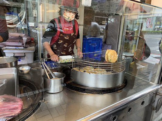 【食記】板橋江子翠美食。花蓮光復高麗菜煎餅~銅板美食便宜又好吃~只是要耐心排隊阿