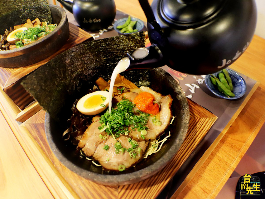 台南唯一石燒火山拉麵/不用出國一秒到日本/300度高溫石鍋保溫/真材食料熬湯不用大骨粉/一開店就有客人上門/內用可免費加麵一次
