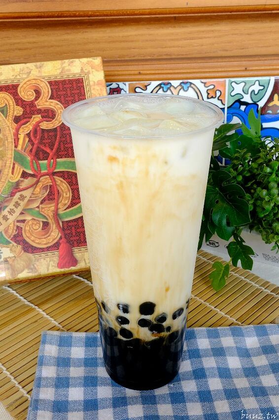 復古花磚杯手搖飲,清水茶香健行店新開幕,加1元多1杯,連三天限時優惠!