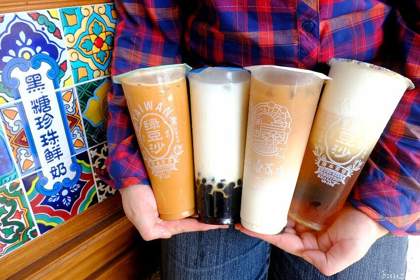 復古花磚杯手搖飲,清水茶香健行店新開幕,加1元多1杯,連三天限時優惠!