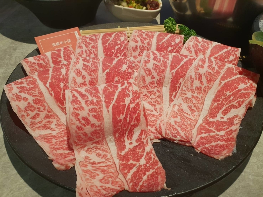【新北.永和】很秋鍋物HEN CHO HOT POT。推牛奶個人鍋+無骨牛小排加購海鮮盤