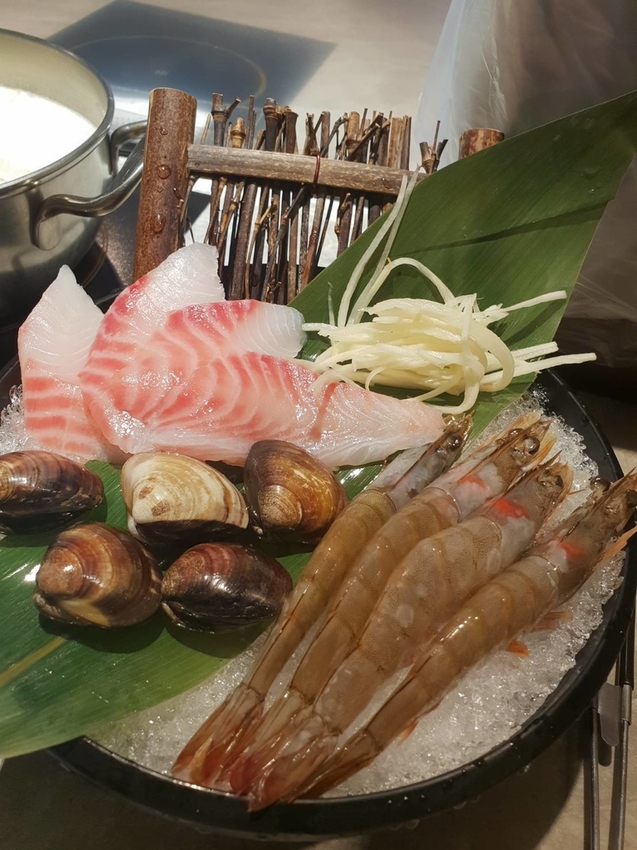 【新北.永和】很秋鍋物HEN CHO HOT POT。推牛奶個人鍋+無骨牛小排加購海鮮盤