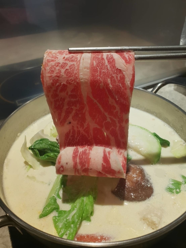 【新北.永和】很秋鍋物HEN CHO HOT POT。推牛奶個人鍋+無骨牛小排加購海鮮盤