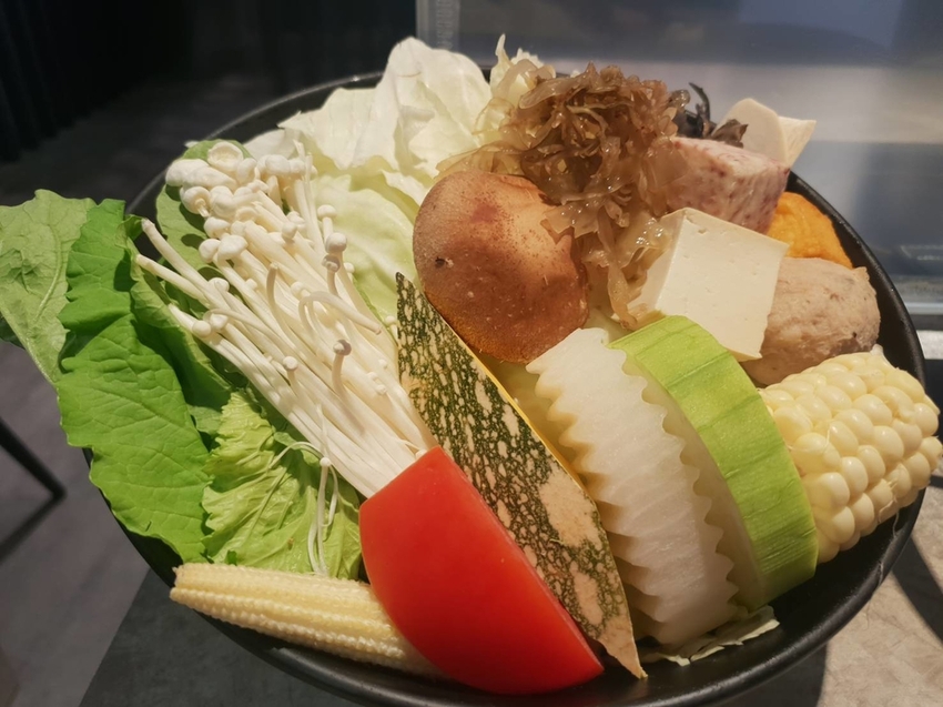 【新北.永和】很秋鍋物HEN CHO HOT POT。推牛奶個人鍋+無骨牛小排加購海鮮盤