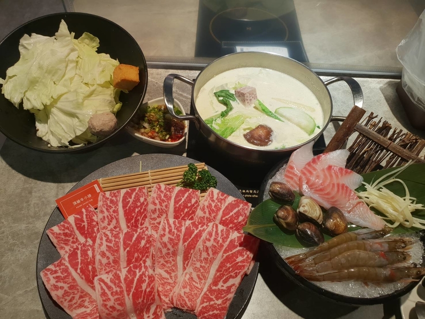 【新北.永和】很秋鍋物HEN CHO HOT POT。推牛奶個人鍋+無骨牛小排加購海鮮盤