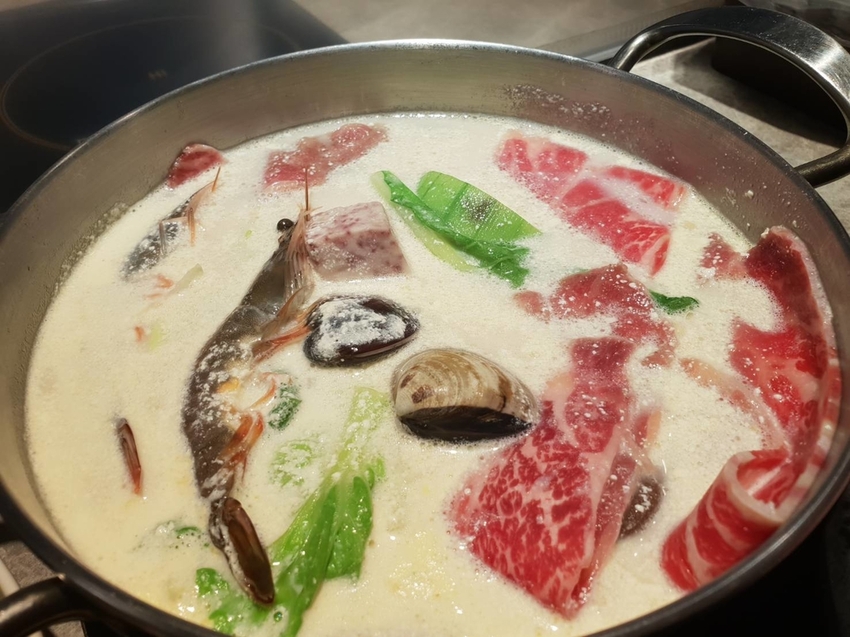【新北.永和】很秋鍋物HEN CHO HOT POT。推牛奶個人鍋+無骨牛小排加購海鮮盤